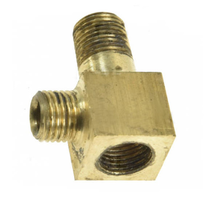 Trójnik przy rurce doprowadzającej olej do sprężarki